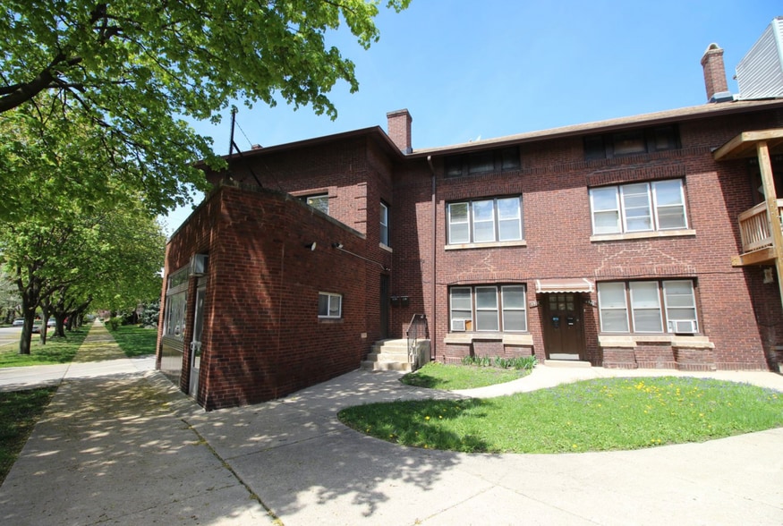 Building Entry - 4950 W Berteau Ave