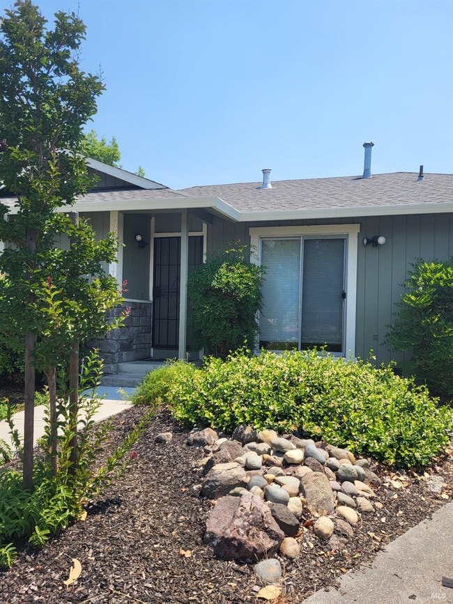 Building Photo - 2366 Pinercrest Dr
