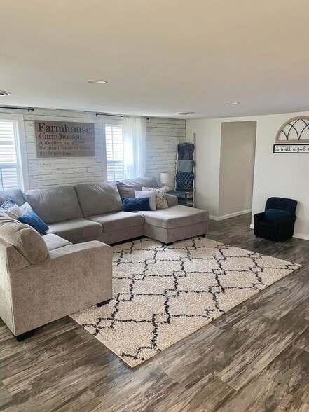 Building Photo - 7812 W Saint Martins Blvd