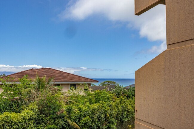 Building Photo - Stunning views, space and comfort.