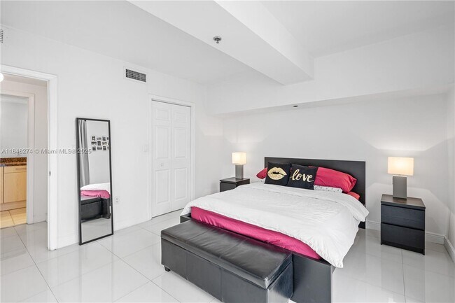 Building Photo - 6362 Collins Ave