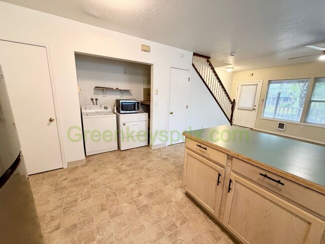 Building Photo - Muliti-level 2 Bedroom 2 Bath Townhouse in St.Johns