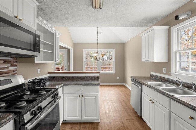 Building Photo - 16 Valleyside Dr