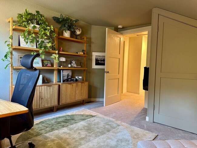 Building Photo - Gorgeous Maple Leaf Property - Huge Yard a...