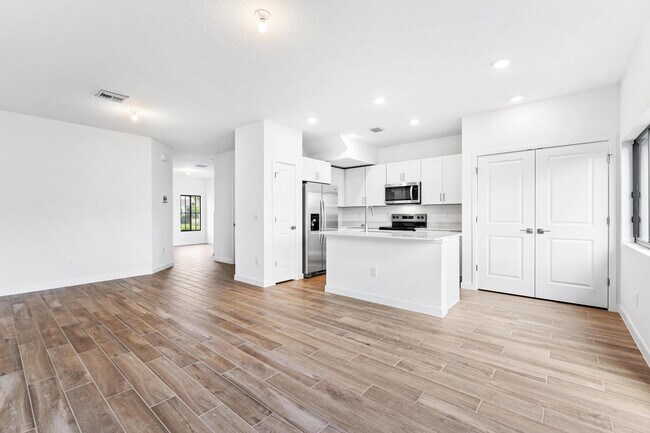Building Photo - 5024 Elderberry St