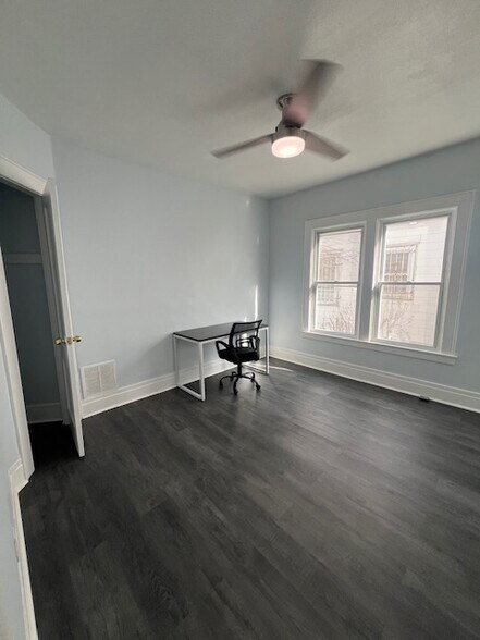 Building Photo - 301 Maple St