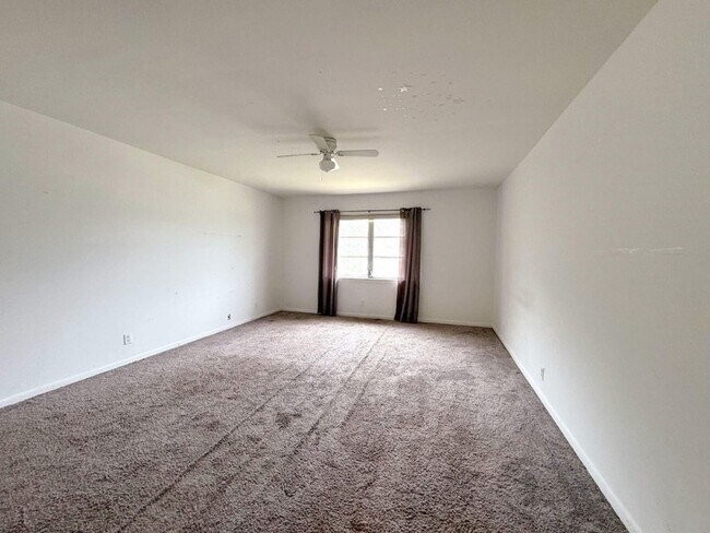 Building Photo - 12 NE 19th Ct