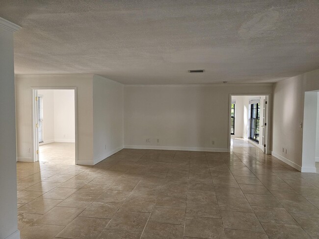 Building Photo - 435 Pine Villa Dr