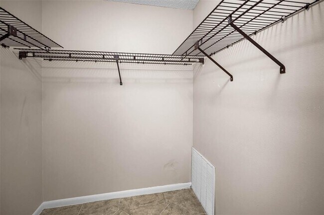 Building Photo - 10626 Longwood Dr