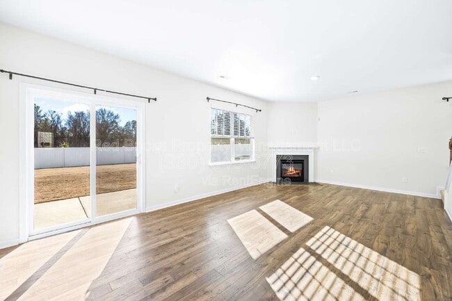 Building Photo - 4015 Meadow Green Dr