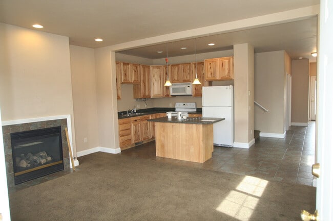 Building Photo - Matheson Way Townhouse