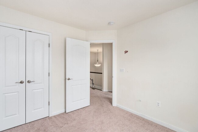 Building Photo - LIKE-NEW 3-LEVEL TOWNHOME IN FREDERICKSBURG