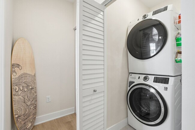 Building Photo - Fully Furnished 3 Bedroom, 3.5 Bath Townhome