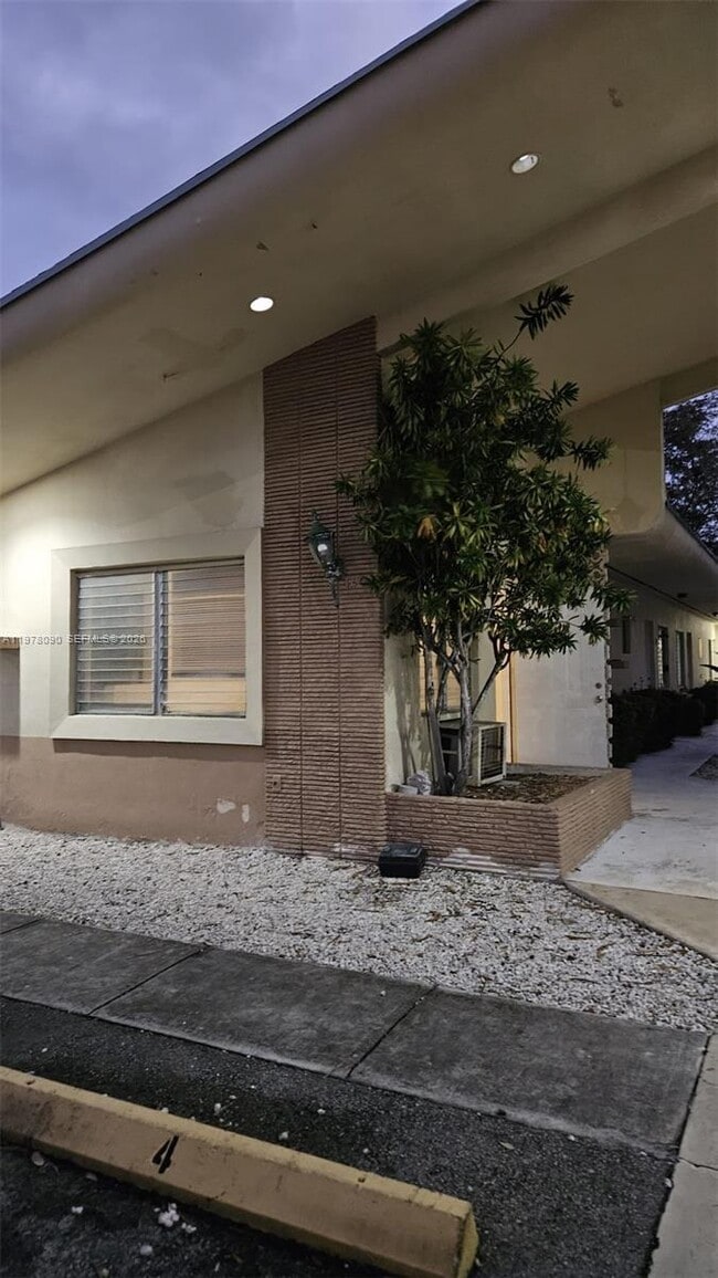 Building Photo - 1270 NE 139th St