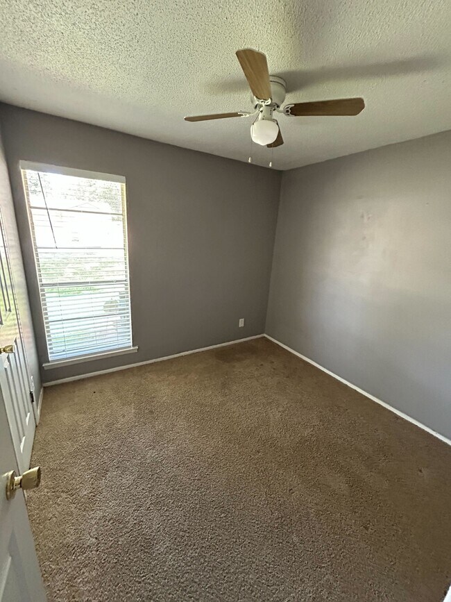 Building Photo - 728 Amity Ln