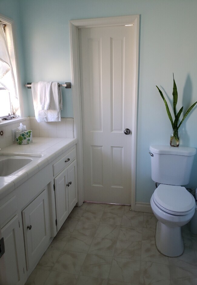 Building Photo - 609 E Buffalo Ave