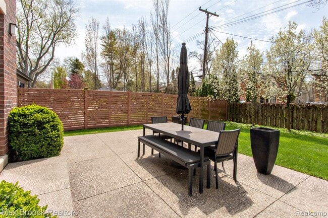 Building Photo - 25925 York Rd