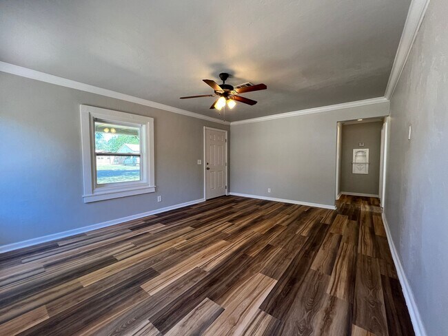 Building Photo - Fully Remodeled Home In Great Area Near Tinker AFB
