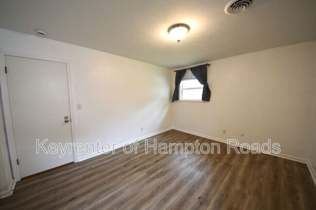 Building Photo - 823 Brentwood Dr