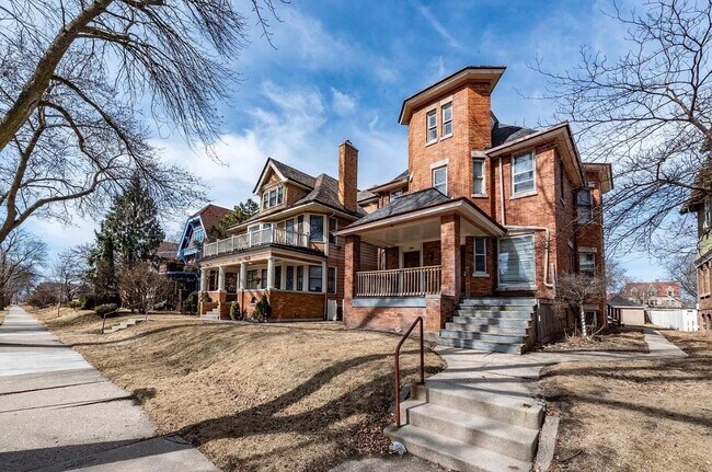 Building Photo - 3034 W State St