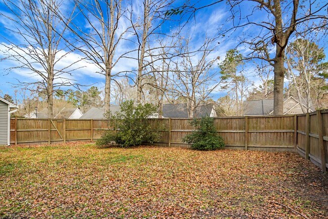 Building Photo - Charming 3 Bedroom 2 bathroom ready for you to call home!