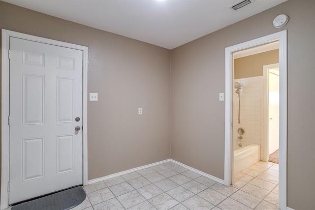 Building Photo - 1060 S Burleson Blvd