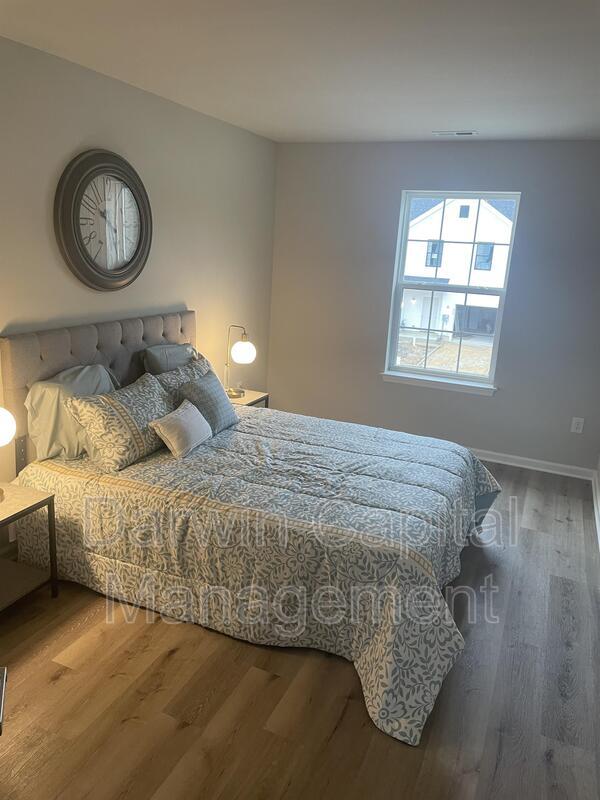 Building Photo - 945 Woodview Ct