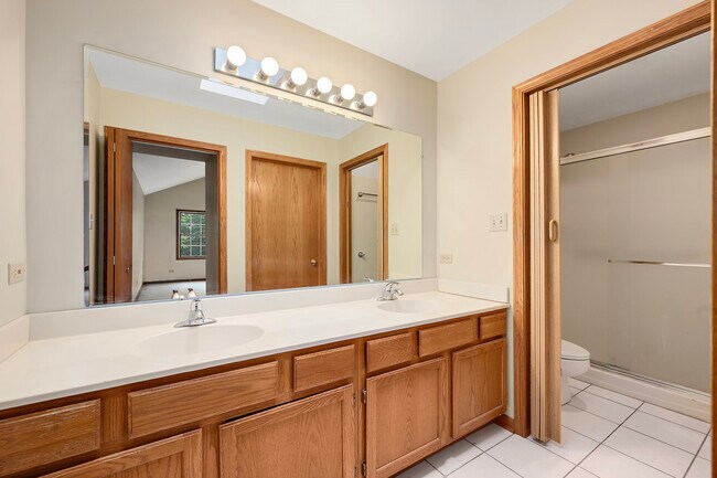 Building Photo - 1015 Claremont Dr