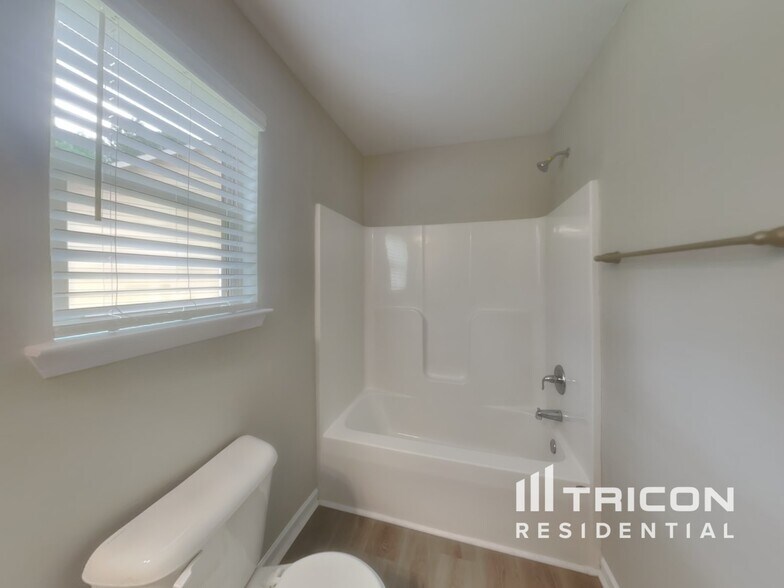 Building Photo - 325 Nutwood Trce