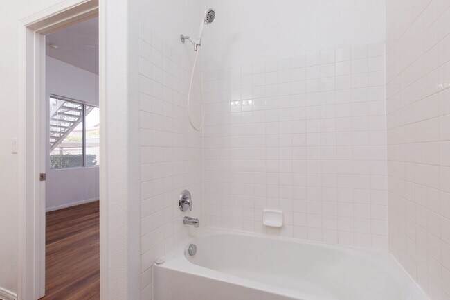 Building Photo - 1st floor two bedroom in upscale NW commun...