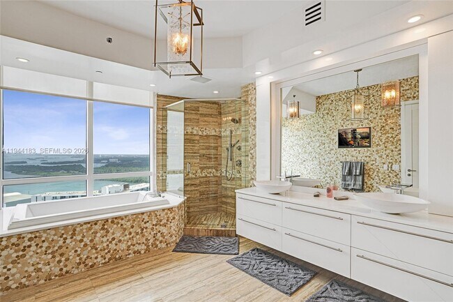 Building Photo - 15901 Collins Ave