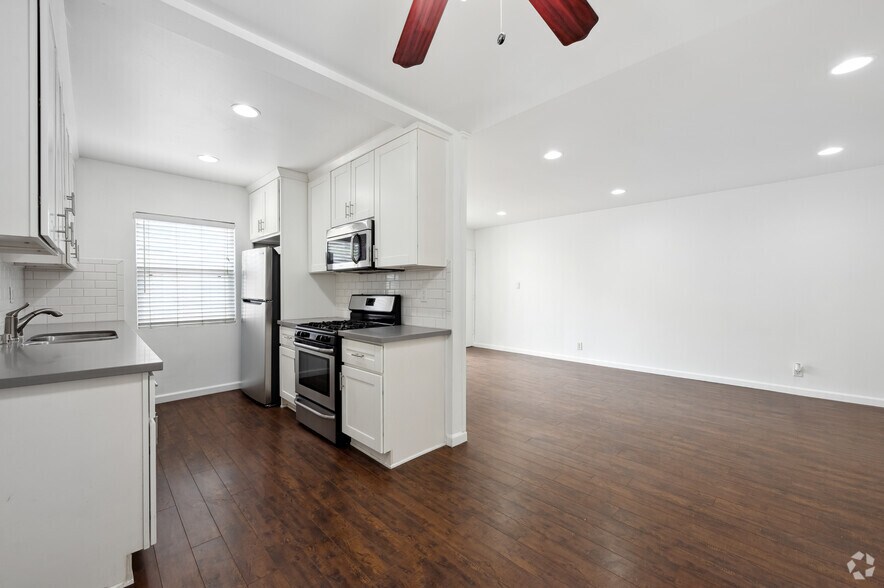 1BR, 1BA - 735SF - 7550 Fountain Ave