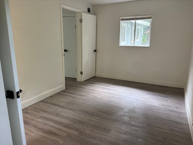 Building Photo - Newly Remolded 3 Bedroom