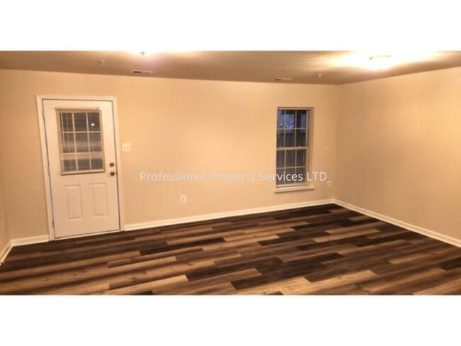 Building Photo - Luxury Townhome in the Villages of Urbana