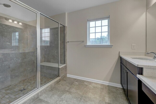 Building Photo - 704 Cottonwood Ct