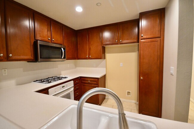 Building Photo - Charming 3-Bedroom Irvine Condo with Attac...