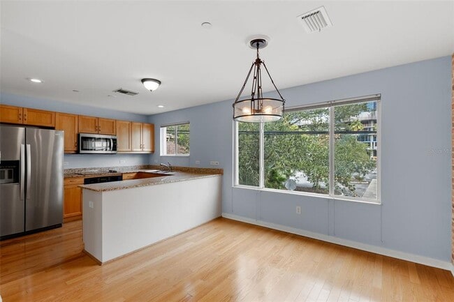 Building Photo - 347 4th Ave S