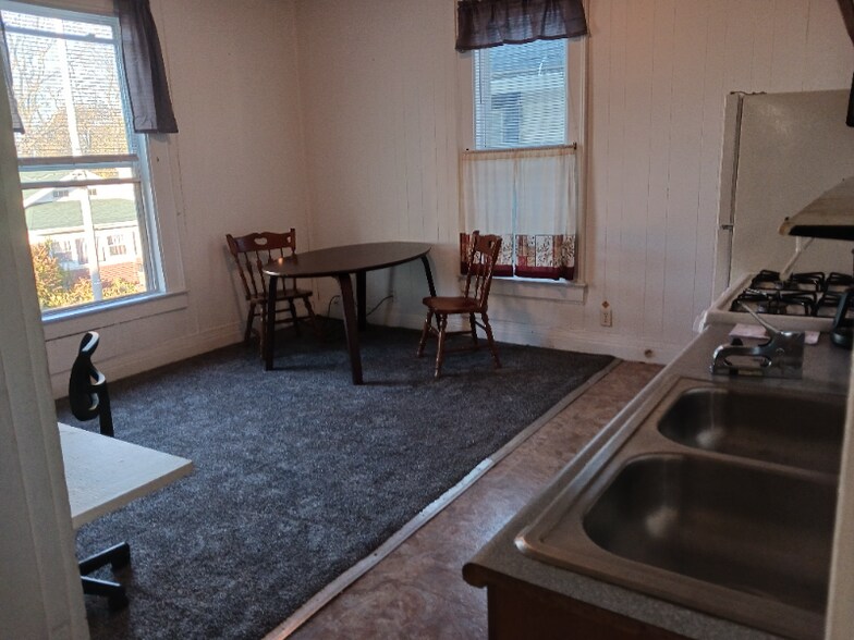 Building Photo - 721 W Main St