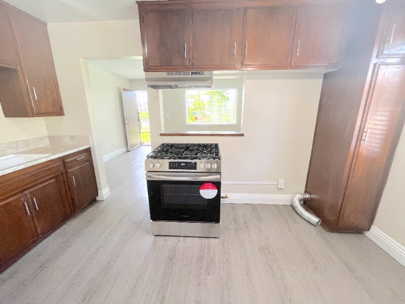 Building Photo - 831 S Oaks Ave