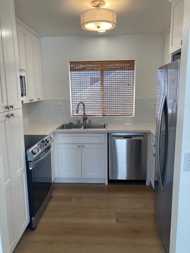 Building Photo - 2 Bedroom 2 Bathroom upper unit near Stran...