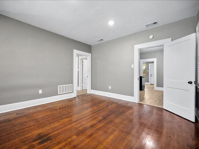 Building Photo - Recently Renovated Fort Worth Charmer