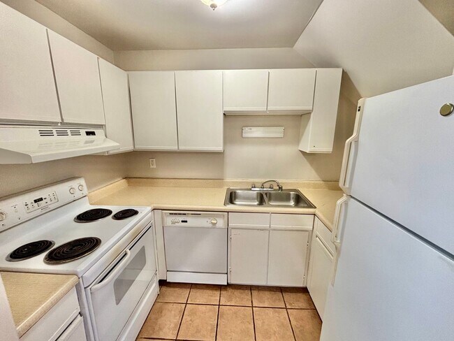 Building Photo - 119 E Oak St