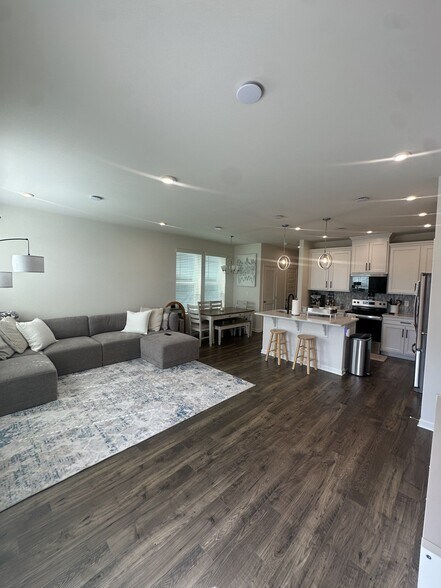 Building Photo - 5069 Dayflower Dr