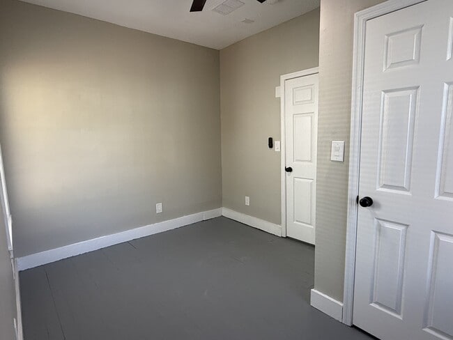 Building Photo - 728 W 39th St