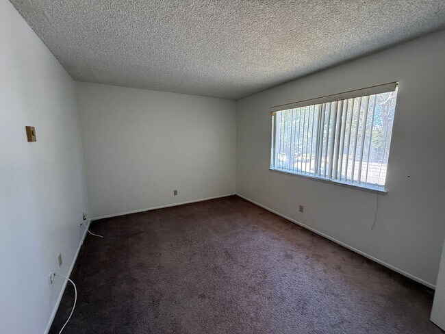 Building Photo - 752 W Hemlock St