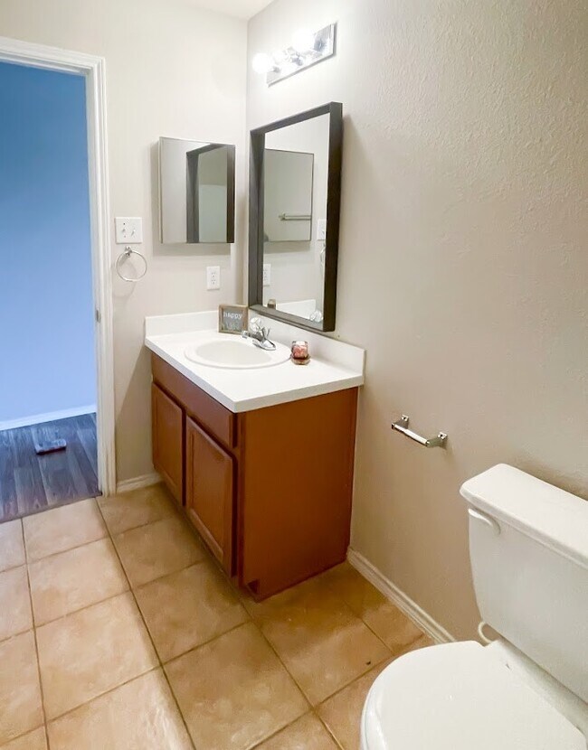 Building Photo - 2414 Lakecrest Village Ct