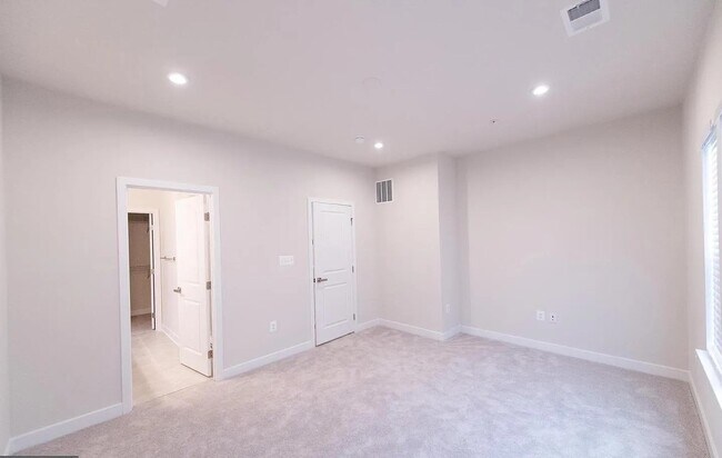 Building Photo - 2816-2816 Evansgreen Dr