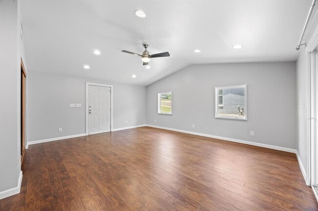 Building Photo - 4611 Lennox Dr
