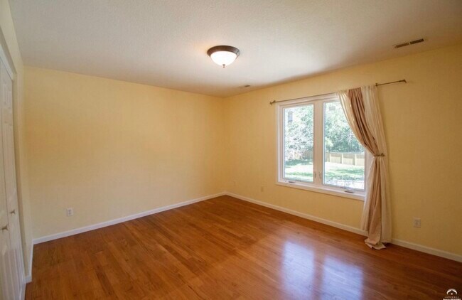 Bedroom 4 upstairs - 1524 Foxfire Dr
