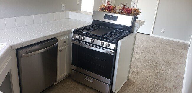 New stove and dishwasher - 3185 Los Robles Rd